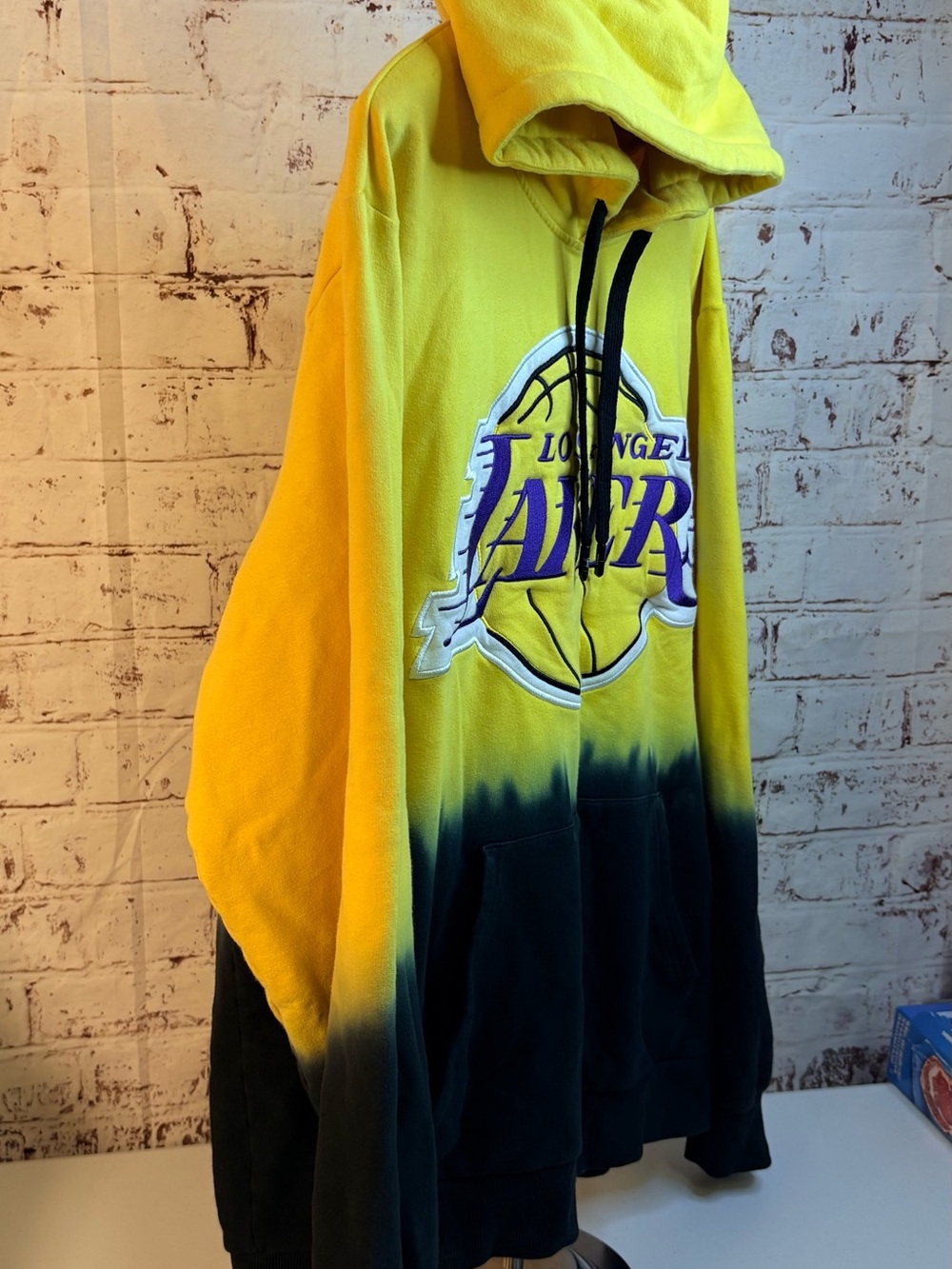 Los Angeles Lakers Yellow-to-Black Dip-Dye Crewneck Hoodie